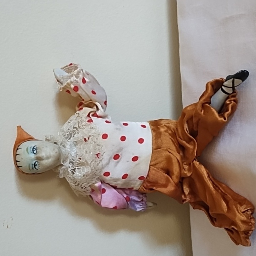 PORCELAIN POSABLE JESTER, VERY COLLECTIBLE, STUFFED FABRIC BODY, 10" TALL